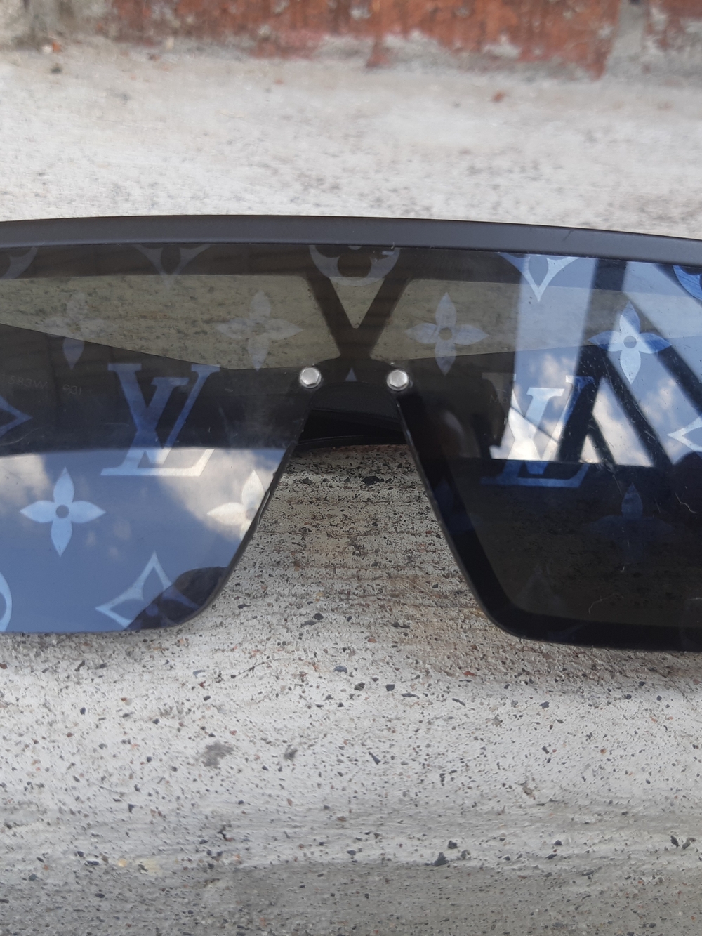 Louis Vuitton LV Waimea L Sunglasses Z1583W